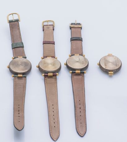 null Ensemble de trois montres bracelet et un boîtier de montre du même modèle en...