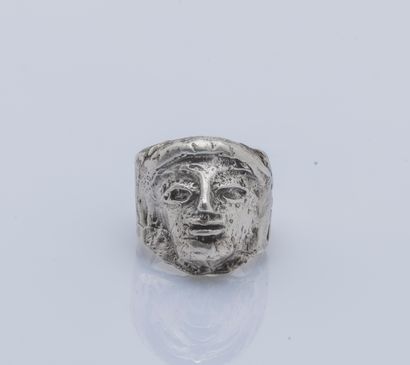 null Bague bandeau en argent (800 ‰) ornée d’un visage sculpté. Travail français,...