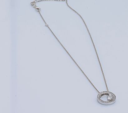 null Collier en argent (925 ‰) composé d’une chaîne et d’un pendentif rond serti...