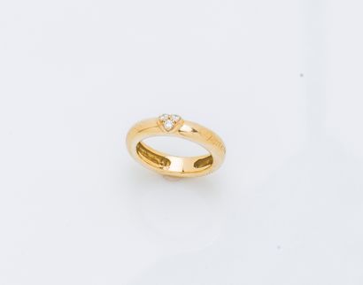 null 18K yellow gold (750 ‰) cambered band ring adorned with a heart motif set with...