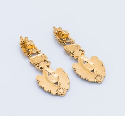 TANDEM France, Paire d'importants clips d'oreille en métal doré ornés de cabochons...