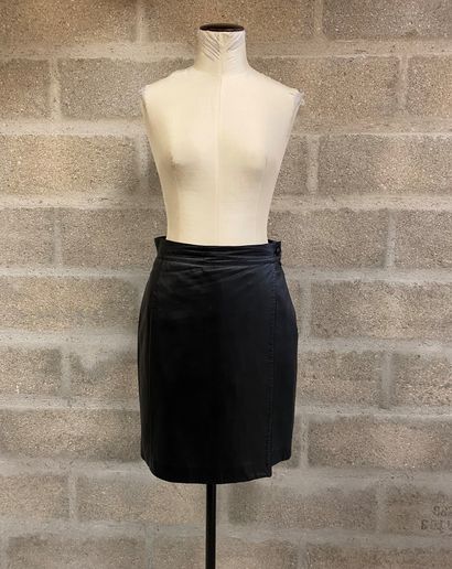 Gianfranco FERRE Black leather wrap skirt 

Italian size 44 

Very good conditio...