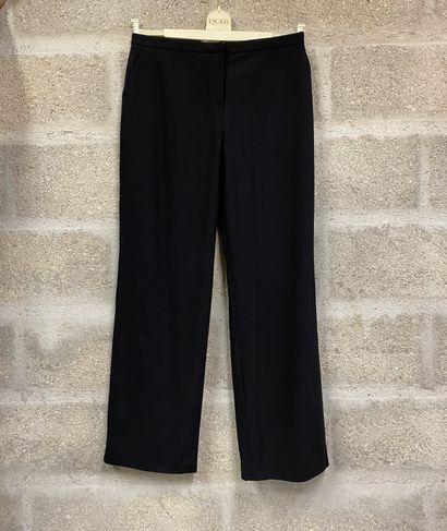 null Lot including : 

- ESCADA, straight cut pants in navy blue wool crepe, size...