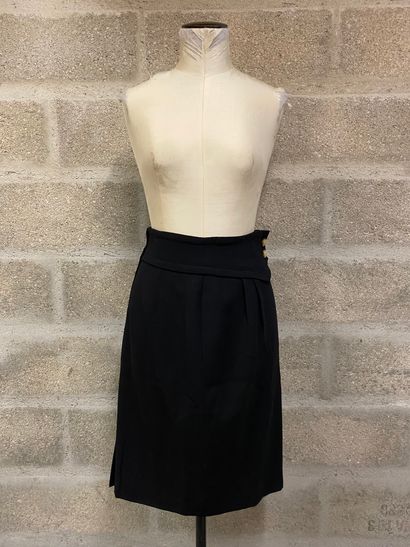 VALENTINO Miss V Black wool crepe skirt with buttoned belt 

Italian size 42 

Good...
