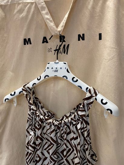 MARNI pour H&M, 2011 Top sans manche en soie à motifs marrons et beiges 

Taille...