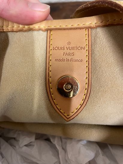 LOUIS VUITTON Bag model GALLIERA in monogrammed coated canvas and beige leather 

30...