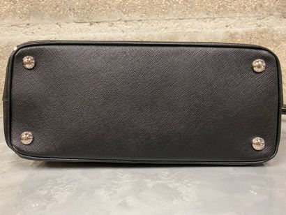 PRADA 
Handbag "Galleria" in black saffiano leather slightly textured. Zipper closure....