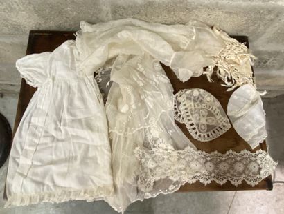 null Lot in lace including two children's caps, a child's dress, a lace vest and...