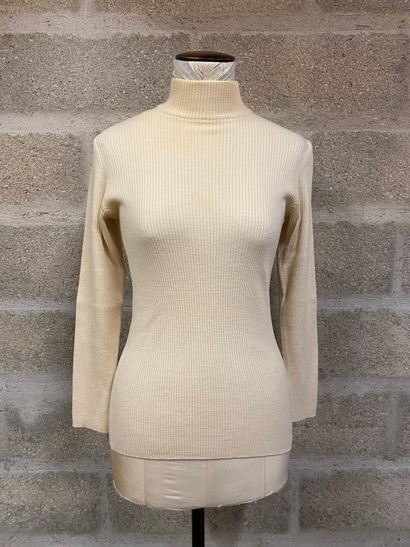 Yves SAINT LAURENT Rive Gauche Cream lambswool high neck sweater 

Size 42 

Sta...