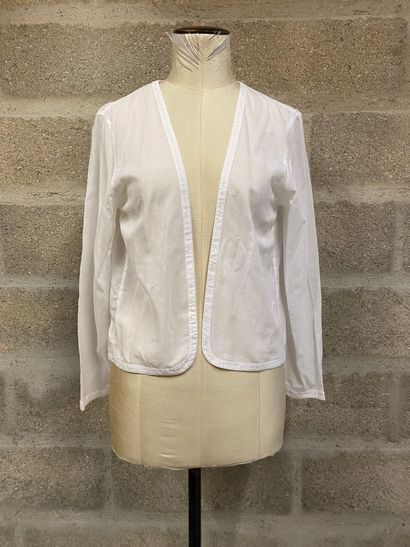 null Lot comprenant : 

- GIORGIO ARMANI, Gilet en coton blanc, Taille 12

- EMPORIO...