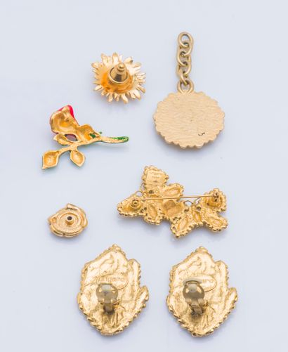 Emmanuel UNGARO, Lot of costume jewelry in gold metal including : 

- Pair of ear...
