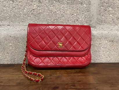 CHANEL Vintage handbag in red quilted leather, monogrammed gold metal closure 

16...