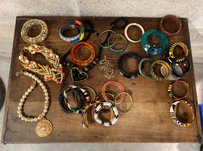 Important lot of costume jewelry including...