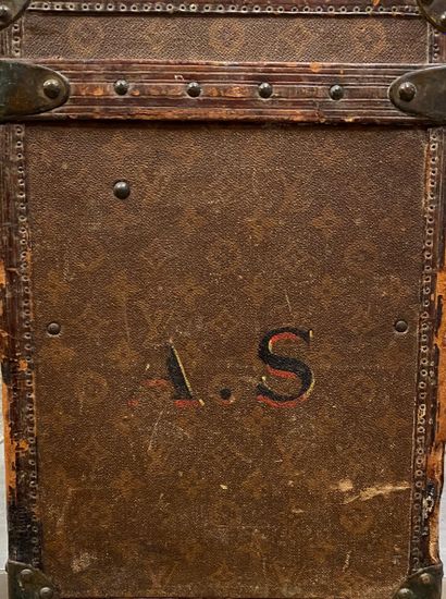 LOUIS VUITTON Petite malle courrier en toile Monogram, serrures et clous en laiton...