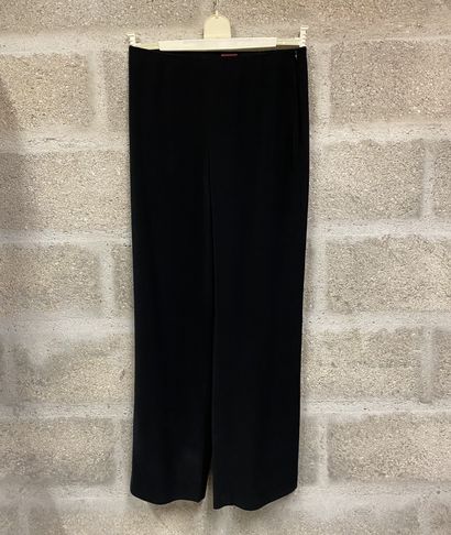  Lot including : 
- ESCADA, straight cut pants in navy blue wool crepe, size 38 
-...