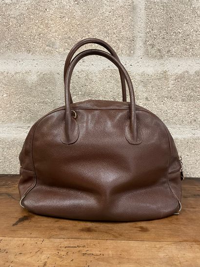 Emmanuel UNGARO Lot de deux sacs comprenant : 
- Sac porté main en cuir brun et métal...