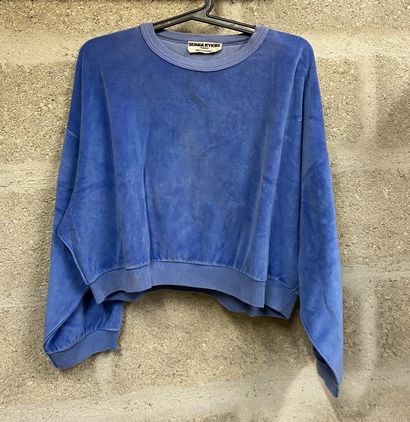 null Lot comprenant : 

- ARMAND VENTILO, veste bleu marine en laine (taille 36)...