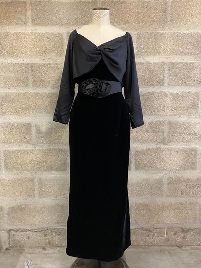 VALENTINO Boutique 3/4 sleeves long evening dress in silk and black velvet, the bust...