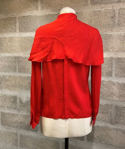 VALENTINO Boutique, vers 1980 Red damask silk blouse, decorated on the collar with...