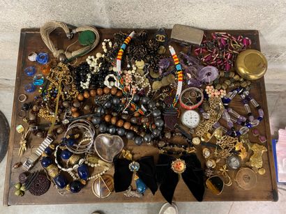  Important lot de bijoux fantaisie comprenant colliers, bracelets, bagues, montres...