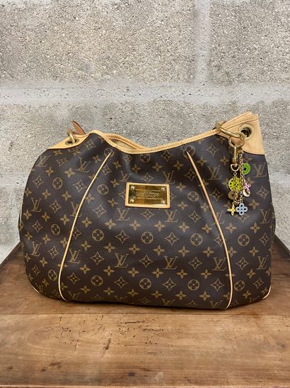 LOUIS VUITTON Bag model GALLIERA in monogrammed coated canvas and beige leather 

30...