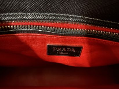 PRADA 
Handbag "Galleria" in black saffiano leather slightly textured. Zipper closure....