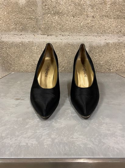 null Lot de chaussures comprenant : 

- YVES SAINT LAURENT, escarpins en crocodile...