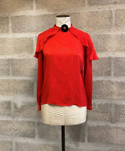 VALENTINO Boutique, vers 1980 Red damask silk blouse, decorated on the collar with...