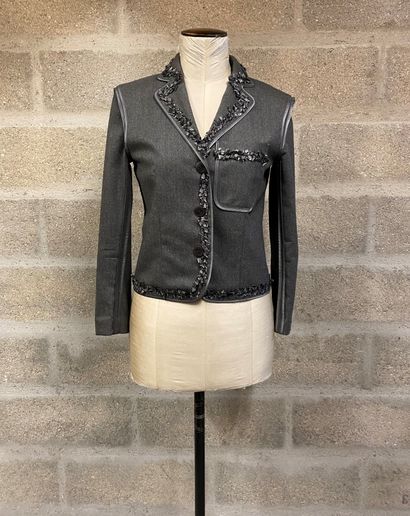 Christian DIOR Boutique Grey wool jacket with grey silk trim 

Size 38 

Ref : 0A12021131

Very...