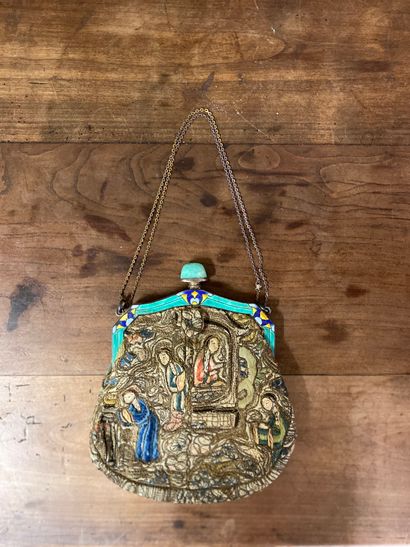 null Small embroidered silk purse decorated with characters, clasp with polychrome...