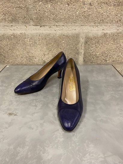 SALVOTORE FERRAGAMO Paire d'escarpins en cuir et varan couleur violet 

Taille 7...