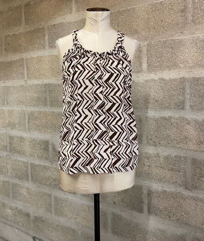 MARNI pour H&M, 2011 Sleeveless silk top with brown and beige patterns 

Size 34...