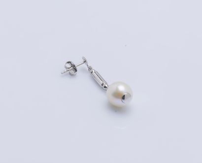 null Paire de pendants d'oreilles en argent (925 ‰) ornés chacun d'une perle de culture.

Hauteur...