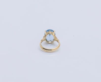 null 18K yellow gold (750 ‰) ring adorned with an oval synthetic blue spinel weighing...