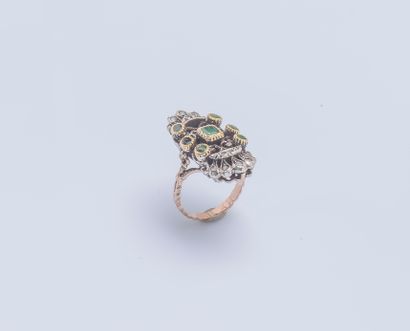 null Bague marquise en vermeil (800 ‰) sertie d’émeraudes dans un décor d’entrelacs...