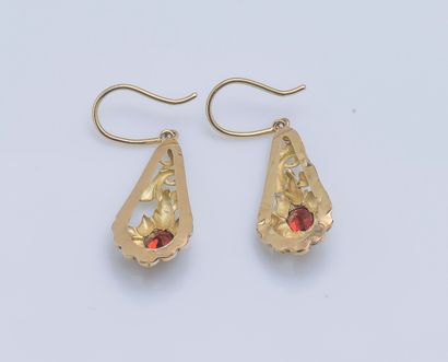 null Pair of 18K yellow gold (750 ‰) earrings drawing an openwork drop of foliage...