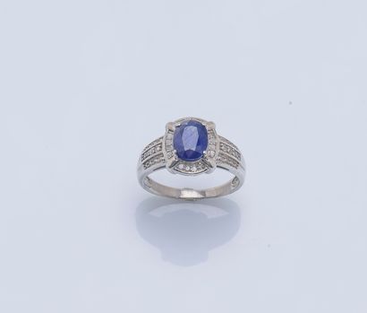 null Silver ring (800 ‰) adorned with an oval glassfield sapphire in a surround of...