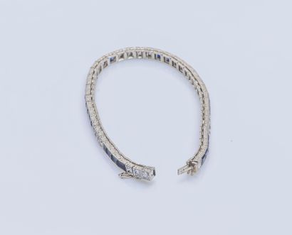 null Bracelet ligne en or gris 18 carats (750 ‰) serti en alternance de diamants...