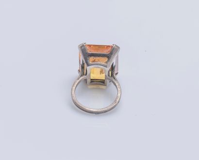 null Bague en argent (925 ‰) ornée d’un saphir synthétique orange et rectangulaire...