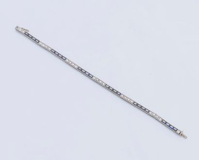 null Bracelet ligne en or gris 18 carats (750 ‰) serti en alternance de diamants...