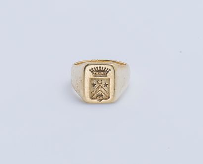 null Chevalière in 18K yellow gold (750 ‰) adorned with engraved coat of arms.

Finger...