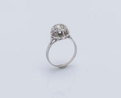 null Bague solitaire en or gris 18 carats (750 ‰) sertie d'un diamant de taille ancienne...