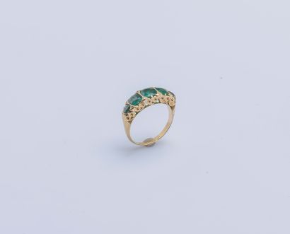 null Bague jarretière en or jaune 18 carats (750 ‰) ornée de cinq émeraudes coussin...