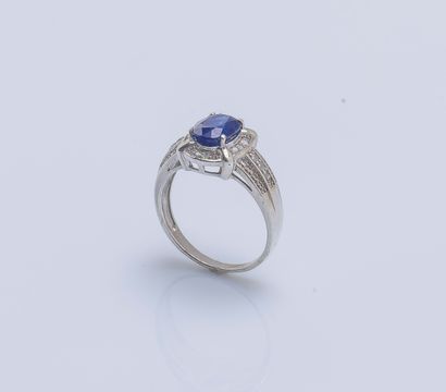 null Silver ring (800 ‰) adorned with an oval glassfield sapphire in a surround of...