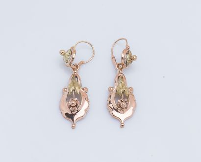  Paire de pendants d'oreilles en or rose et vert 18 carats (750 ‰) formé chacun d'une...
