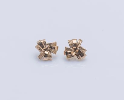 null Pair of 9-karat yellow gold (375 ‰) smooth and textured ear studs featuring...