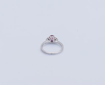 null Bague en or gris 18 carats (750 ‰) sertie d'un saphir ovale de couleur rose...