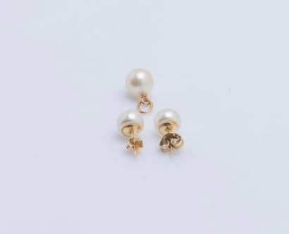 null Set in 18K yellow gold (750 ‰) consisting of a pair of ear studs and a pendant...