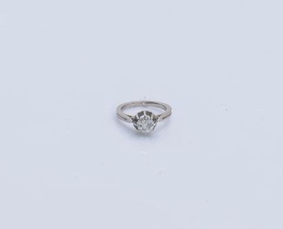 null Bague solitaire en or gris 18 carats (750 ‰) et platine (950 ‰) ornée d’un diamant...