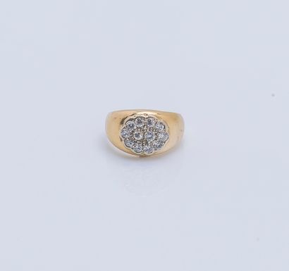 null Bague jonc en or jaune 18 carats (750 ‰) ornée d'un motif polylobé pavé de diamants...